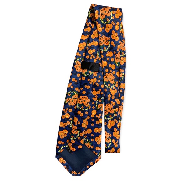 Halloween tie. VGUC. Pumpkin patch design. . Great accessory for Fall! - Picture 2 of 3
